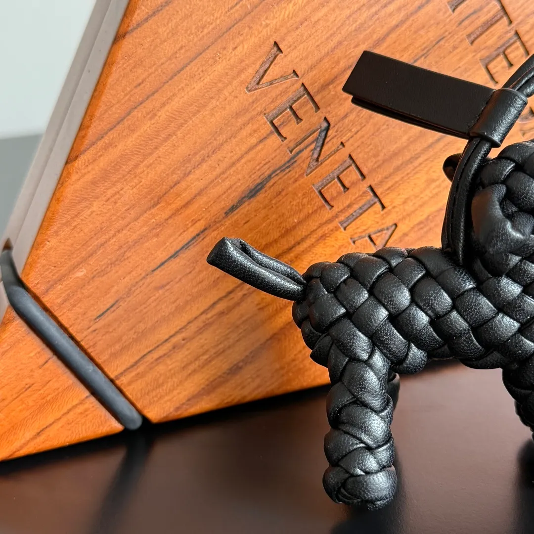 Batch 540 BOTTEGA VENETA2025 new puppy🐕 style pendant Braided puppy is online😎 Leather braided puppy style pendant can be hung on any handbag, and it is as cute, delicate and colorful as it matches with a bag. Cute and cute, it will touch your heart at any time. It can be hung on bags or keychains. Who can resist such a cute puppy? Style number: 807068